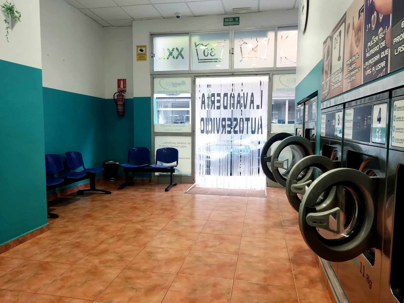 Interior de Lavandería Autoservicio Rapiddo con lavadoras y zona de espera