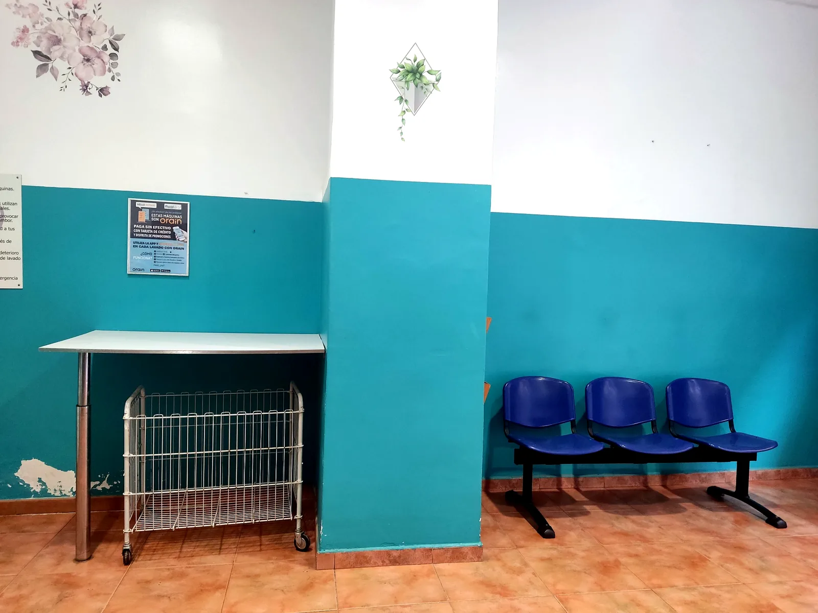 Zona de espera y mesa de plegado en Lavandería Autoservicio Rapiddo
