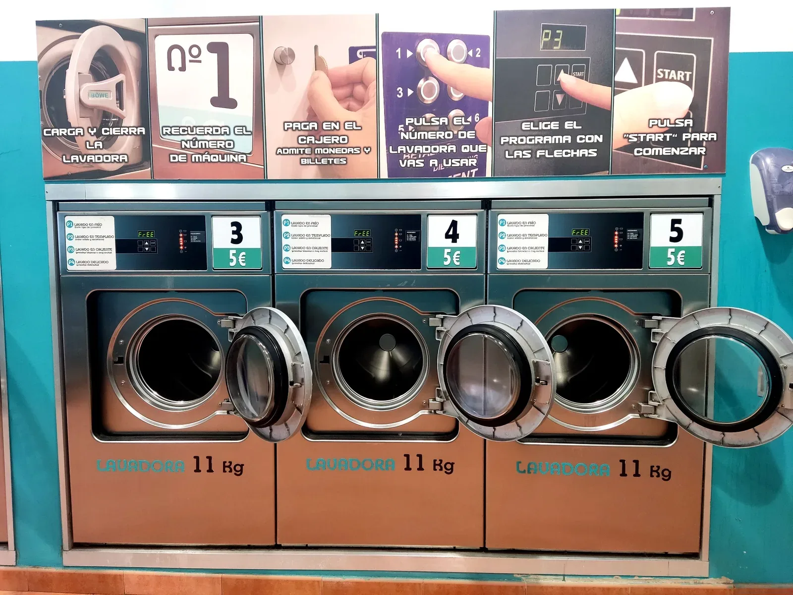 Ropa limpia en lavandería autoservicio en Mislata